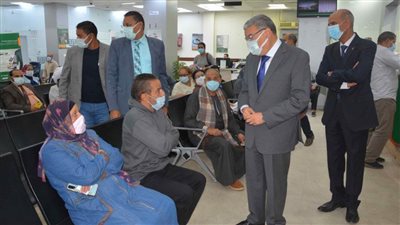محافظ المنيا يشدد على منع دخول المواطنين إلى المنشآت الحكومية بدون كارت التطعيم
