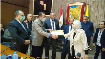 محافظ شمال سيناء يكرم 3 من العاملين المحالين للتقاعد بعد بلوغهم السن القانونية