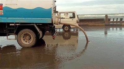 ارتفاع مياه البحر على كورنيش الإسكندرية محملة بالرمال وخروجها على الطريق