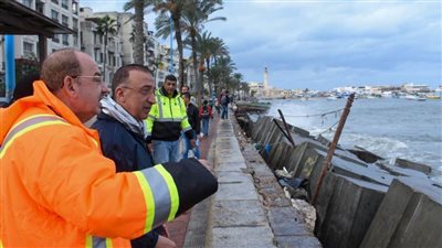 محافظ الإسكندرية في جولة تفقدية بطول الكورنيش لمتابعة تمركزات سيارات تصريف المياه بطريق الكورنيش 