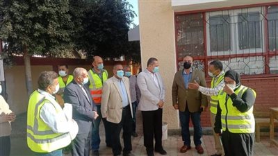 رئيس هيئة الأبنية التعليمية يتفقد مشروعات حياة كريمة بقرى ملوى بالمنيا