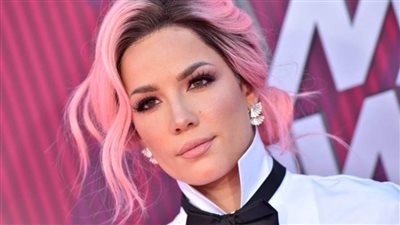 بعد تصدر هالزي.. كيف ساهمت صعوبات بداية Halsey الفنية بإصابتها بـ