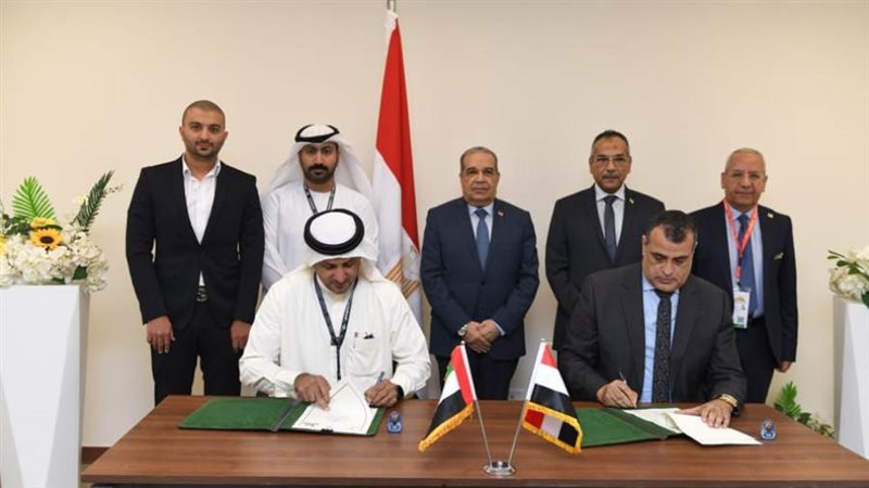 أثناء توقيع الاتفاقية