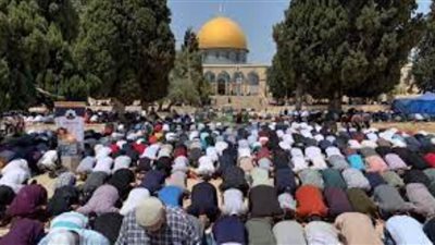 عشرات الآلاف يؤدون صلاة الجمعة بالمسجد الأقصى المبارك
