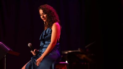 نُهى فكري: الموسيقى بالنسبة لي لعبة.. والفن والخوف لا يجتمعان.. وتأثرت فنيا بـ فيروز