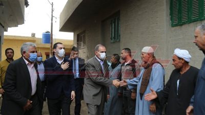 محافظ كفر الشيخ يؤدي واجب العزاء لأسرة سائق الوحدة المحلية بميت الديبة