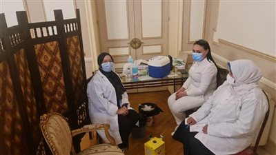 القنصلية السعودية بالإسكندرية تلقح مواطنيها ضد فيروس كورونا 