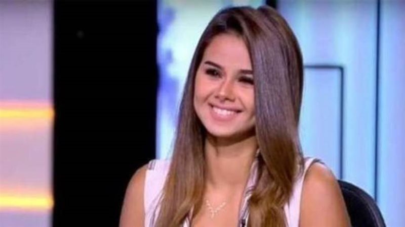 الفنانة منة عرفه