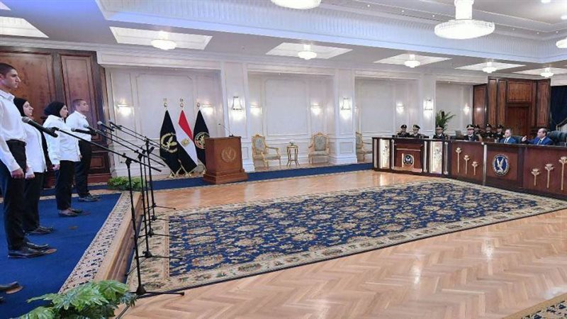 طلبة الكلية أمام