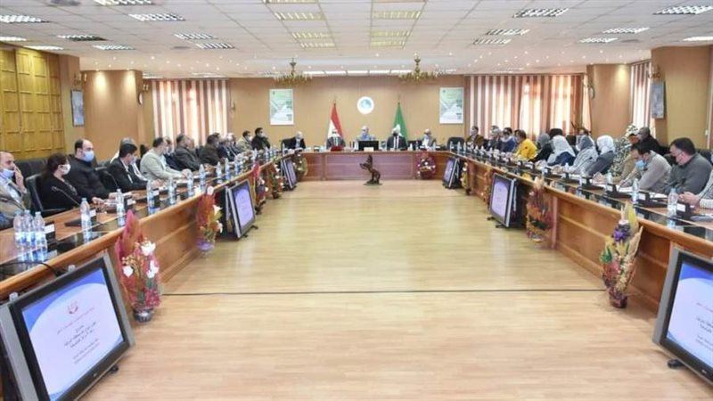 محافظ الشرقية خلال