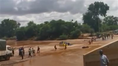 كينيا.. غرق أكثر من 20 شخصًا جرف النهر حافلتهم (فيديو)