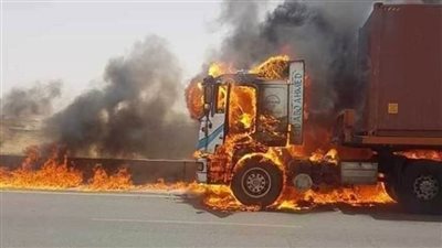 كازاخستان.. اندلاع النيران في شاحنة محملة بالمفرقعات على طريق سريع 
