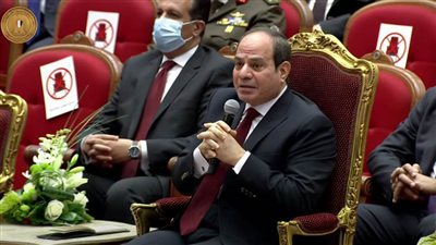 في لفتة إنسانية.. الرئيس السيسي يصعد بنفسه إلى أصحاب الهمم وذوي القدرات ويصافحهم