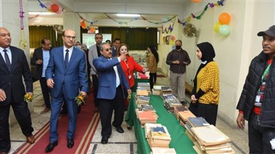 نائب رئيس جامعة أسيوط يفتتح معرض كلية العلوم للكتب المستعملة