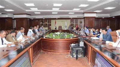 سكرتيرعام بني سويف يجتمع بلجنة التنمية المستدامة لمتابعة تحسين مستوى الخدمات بالقرى