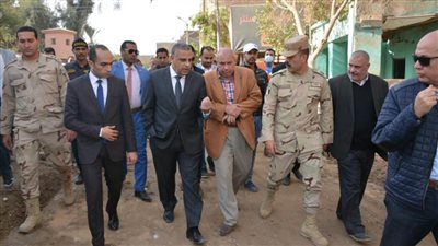 محافظ سوهاج يتابع سير العمل بمشروعات المبادرة بقرية 