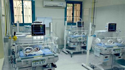 مؤسسات خيرية تزود مستشفى الحياة بقرية المناشي الأسيوطية بأجهزة تشغيل 8 حضانات