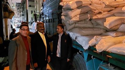 ضبط سيارة محملة ١٧ طن سكر تمويني قبل تهريبها للسوق السوداء بالبحيرة