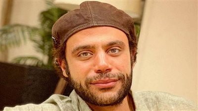 نجل الفنان عادل إمام يتهم القائم على إدارة صفحته بالابتزاز