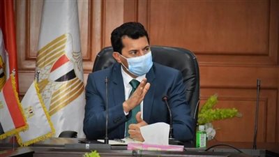 وزير الشباب والرياضة يكرم 15 طالبًا وطالبة من أبناء جامعة عين شمس