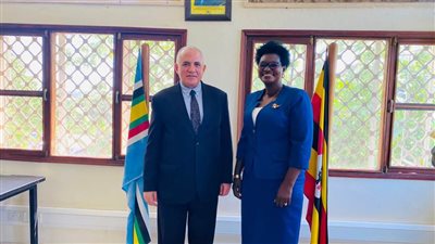 وزير الري يصل إلى كمبالا في مستهل زيارة رسمية لدولة أوغندا