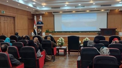 محافظ بورسعيد يتابع سير العمل بإدارات الأحياء بالمحافظة 