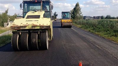 محافظ البحيرة يتابع رصف طريق 