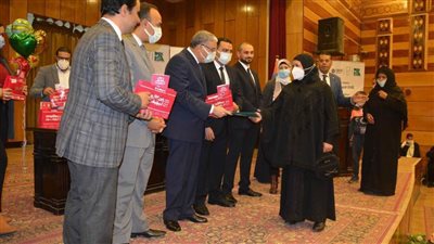 محافظ المنيا يسلم عدداً من الأجهزة التعويضية للمستحقين من  الأكثر احتياجا بقرى 