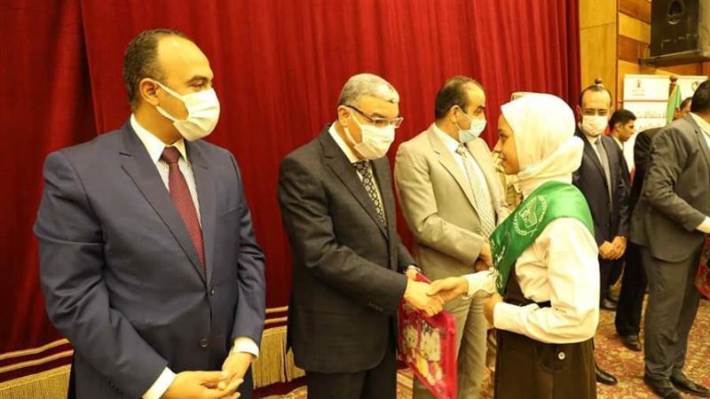 محافظ المنيا خلال