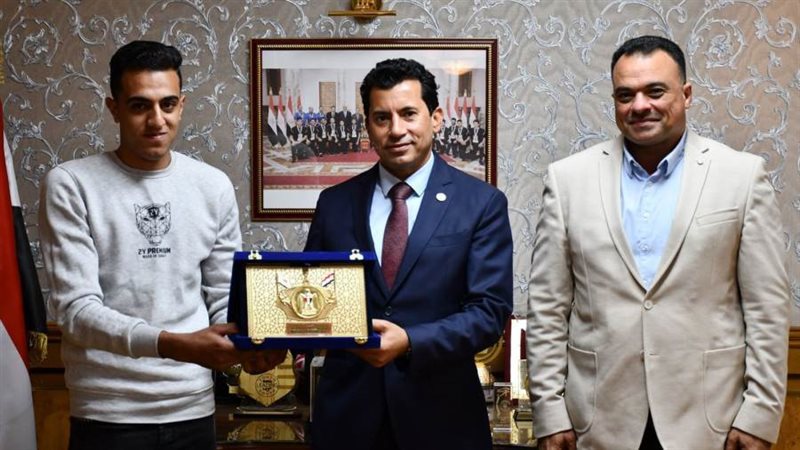 الوزير مع الشاب الأمين