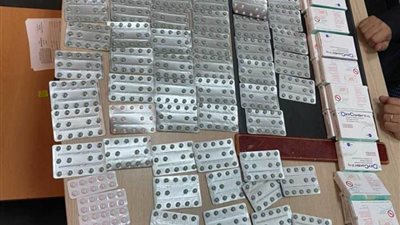 جمارك مطار القاهرة تضبط محاولتي تهريب عدد من الأقراص المخدرة