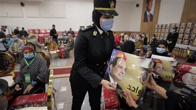 الداخلية تقدم المساعدات العينية والغذائية لعدد من أسر النزلاء والمفرج عنهم