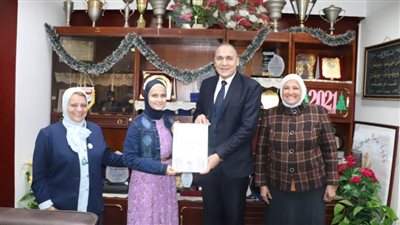 تكريم طالبة ثانوى لإبداعها فى التعبير عن توليد الكهرباء