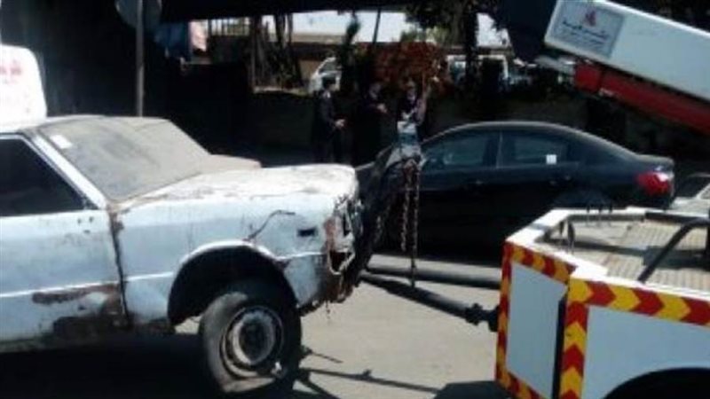 سيارة ودراجة نارية