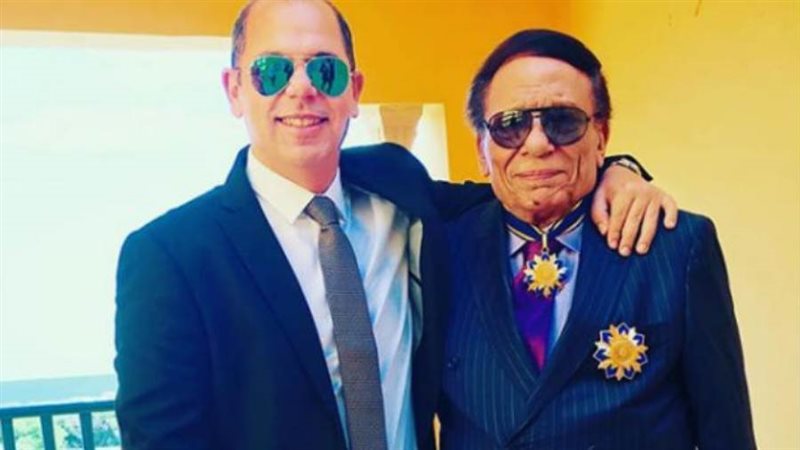 صورة تجمع بين المخرج