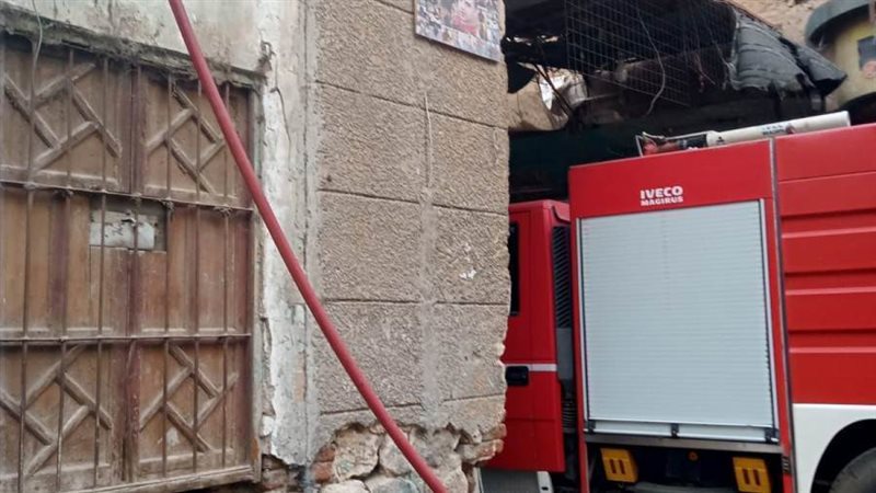 جانب من إطفاء الحريق