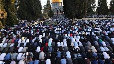 عشرات الآلاف يؤدون صلاة الجمعة في رحاب الأقصى