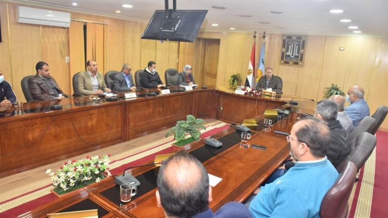 محافظ أسيوط يستعرض