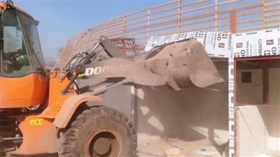 إزالة كافتيريا مخالفة بمنطقة غرب الغشام بالزقازيق 