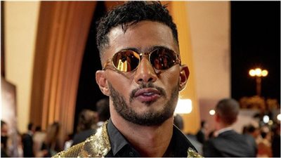 قبلة محمد رمضان ليد فتاة في حفل بغداد.. والسماء تمطر ساعات