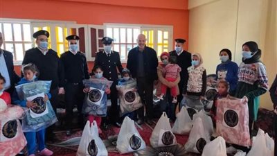 الشرطة توزع الهدايا والمساعدات على أطفال دار الأيتام بالعريش 