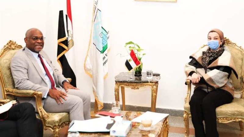 وزيرة البيئة تبحث