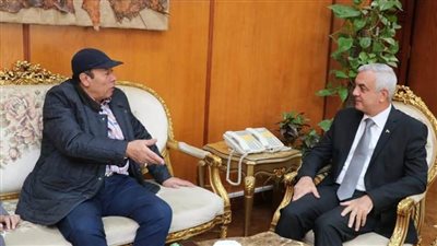 لاكتشاف المواهب الطلابية.. ”رئيس جامعة المنوفية“ يلتقي الفنان ”أحمد ماهر“