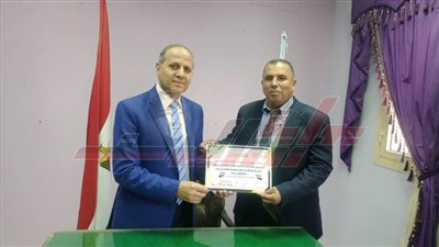 وكيل تعليم كفر الشيخ يكرم المتميزين ويوجه إنذارًا لمدير مدرسة