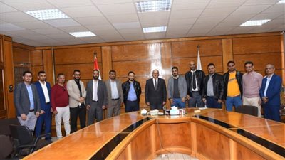 رئيس جامعة أسيوط يستقبل نخبة من استشاري وجراحي العظام