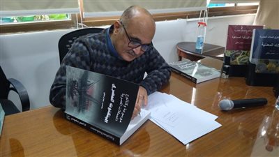  بالصور مجدى حنفي يوقع موسوعة البنكنوت المصري