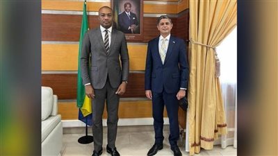 السفير المصري في ليبرفيل يبحث مع وزير الصحة الجابوني تعزيز التعاون فى مجال الصحة