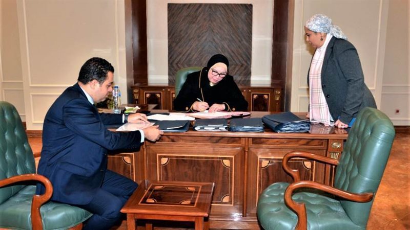 وزيرة التجارة والصناعة