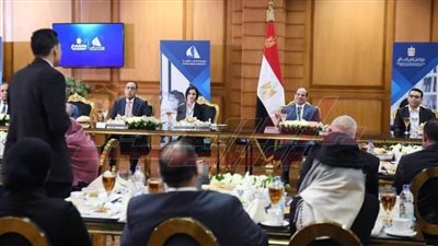 الرئيس السيسي يجري حوارا مفتوحا مع طلاب جامعة كفر الشيخ