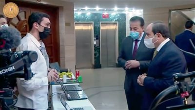 جولة تفقدية للرئيس السيسي بجامعة كفر الشيخ...والرئيس يشاهد اختراعات وابتكارات الطلاب 